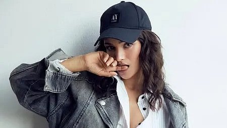 वर्तिका सिंह फिल्म 'हक' के सेट पर पोज़ देती हुईं।