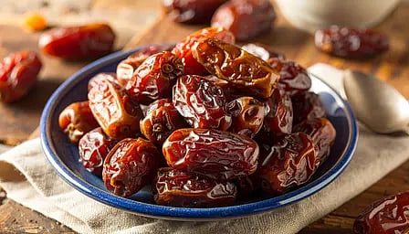 बाउल में ताज़े खजूर, स्वास्थ्य और ऊर्जा के लिए प्राकृतिक फल|