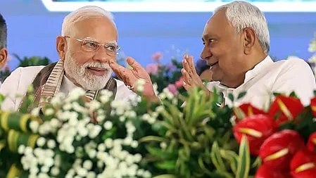 प्रधानमंत्री नरेंद्र मोदी और मुख्यमंत्री नीतीश कुमार वोटिंग के दौरान मुस्कुराते हुए|