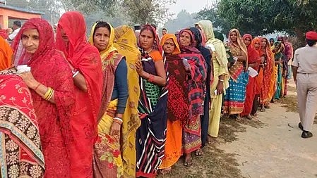 मतदान केंद्र पर लोग अपने मत डालते हुए|