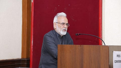 इस तस्वीर में अनिल गाँधी पोडियम के पास खड़े हो कर कुछ बोलते हुए दिख रहे है 
