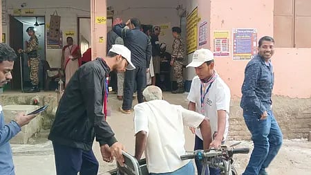 बिहार विधानसभा चुनाव 2025 में मतदान केंद्र पर वोट डालते लोग|