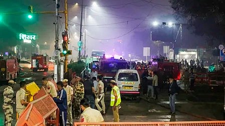 लाल किला के पास हुई विस्फोटक घटना का दृश्य, घायलों और क्षतिग्रस्त वाहनों के साथ|