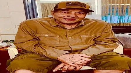 बॉलीवुड अभिनेता धर्मेंद्र नज़र आ रहे है|