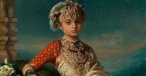 इस तस्वीर में राजकुमारी गौरम्मा, राजकुमारी वाली पोशाक में सजी-धजी दिखाई दे रही हैं।