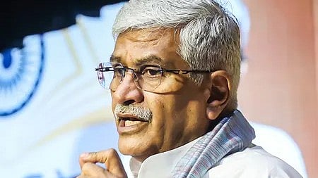 बिहार चुनाव 2025 के बाद एनडीए की जीत पर प्रतिक्रिया देते हुए एक व्यक्ति|