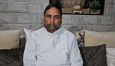 बिहार चुनाव 2025 एग्जिट पोल पर एक व्यक्ति बयान देते हुए।