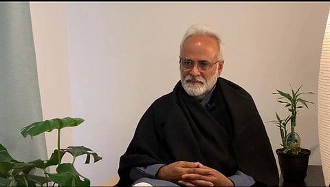 इस तस्वीर में अनिल गाँधी ब्लैक शॉल ओढ़े बैठे है 