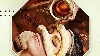 एक लड़की के माथे पर हनी गिरते हुए|