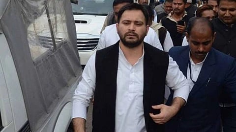 तेजस्वी यादव चुनावी सभा में जाते हुए, सीएम उम्मीदवार के रूप में बिहार 2025 में प्रचार कर रहे हैं।