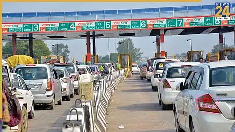 हाईवे पर टोल प्लाजा, FASTag लेन और वाहन टोल का भुगतान करते हुए|
