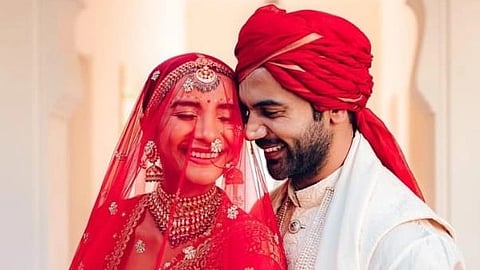 इस तस्वीर में राजकुमार राव और पत्रलेखा  शादी के जोड़े में दिख रहे है 