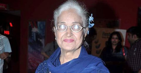 इस तस्वीर में कामिनी कौशल नीले रंग के कपड़े पहने हुई हैं, उनके बाल सफ़ेद हैं और वे तस्वीर में मुस्कुराती हुई नज़र आ रही हैं।