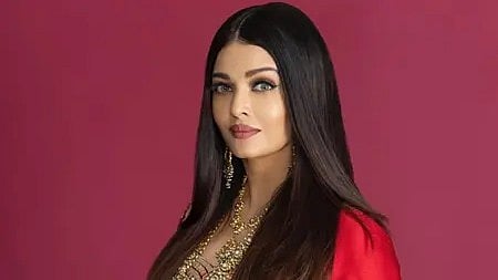 ऐश्वर्या राय बच्चन मुस्कुराते हुए।