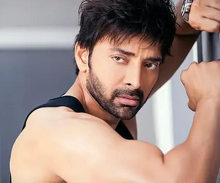 एक लड़का स्टाइलिश पोज़ में खड़ा दिखाई दे रहा है।