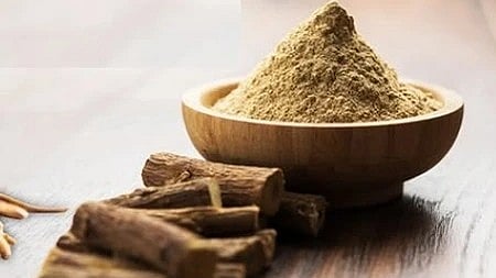 मुलेठी की जड़ें और सूखी हर्बल छवियाँ, सर्दी में खांसी और गले की खराश के लिए उपयोगी।