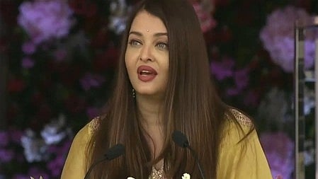 ऐश्वर्या राय जन्म शताब्दी समारोह में बोलते हुए नजर आ रही हैं|