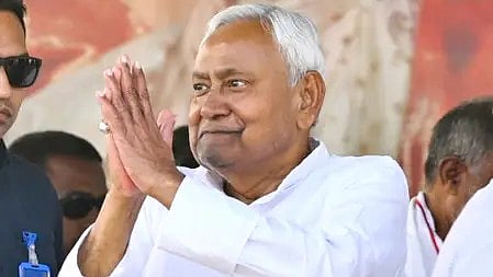 पटना में बैठक के दौरान नीतीश कुमार, विधायक दल के नेता के रूप में।