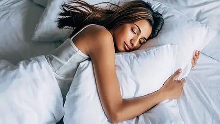 सर्दियों में सोती हुई लड़की, नींद के लिए घरेलू उपाय की आवश्यकता|