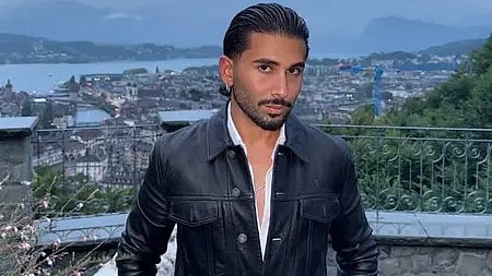 सोशल मीडिया इंफ्लुएंसर ओरी मुंबई पुलिस के समन के दौरान।