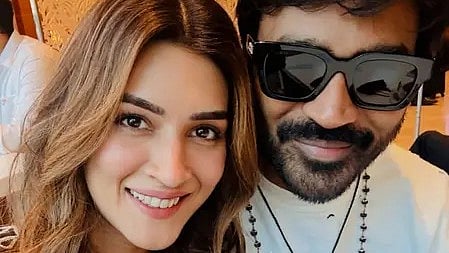 कृति सेनन और धनुष साथ में फिल्म 'तेरे इश्क में' की प्रोमोशन इवेंट में।