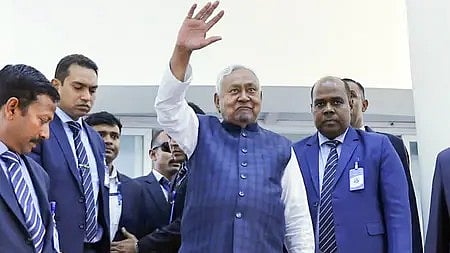 पटना के गांधी मैदान में नीतीश कुमार 10वीं बार सीएम पद की शपथ लेते हुए।