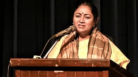 नीतीश कुमार के शपथ ग्रहण समारोह में बोलती हुई दिल्ली की मुख्यमंत्री रेखा गुप्ता|