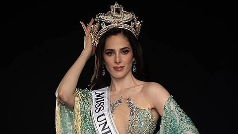 मिस यूनिवर्स 2025 फातिमा बॉश ताज पहनकर खड़ी नजर आ रही हैं।