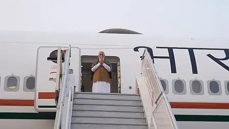 प्रधानमंत्री नरेंद्र मोदी विमान के पास हाथ जोड़े खड़े, दक्षिण अफ्रीका के लिए रवाना होने से पहले।