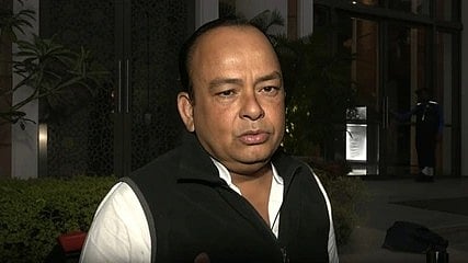 तस्वीर में कांग्रेस नेता इरफान अंसारी मीडिया से बात करते हुए दिखाई दे रहे हैं।