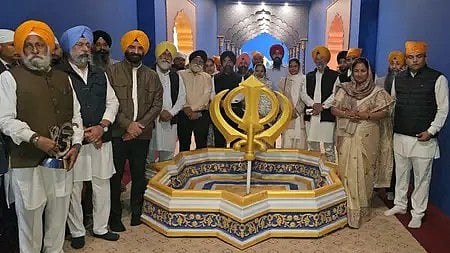 दिल्ली मुख्यमंत्री रेखा गुप्ता गुरुद्वारे में लोगों के साथ कार्यक्रम में भाग लेते हुए।