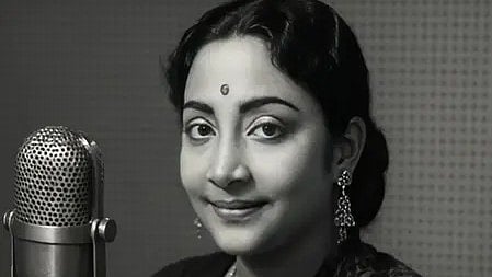 पुराने ज़माने की एक प्रसिद्ध गायिका मंच पर गाते हुए।