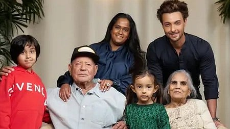 सलीम खान और उनके परिवार के सदस्य दिखाई दे रहे हैं|