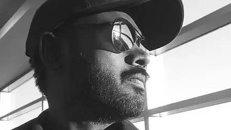 तस्वीर में एक आदमी दिखाई दे रहा है|