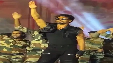 स्टेज पर टाइगर श्रॉफ डांस परफॉर्मेंस देते हुए दिखाई दे रहे हैं|