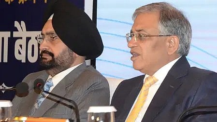 तस्वीर में दो लोग दिखाई दे रहे हैं|