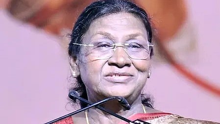 पोडियम पर राष्ट्रपति द्रौपदी मुर्मू दिखाई दे रही हैं|