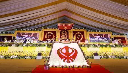 गुरु तेग बहादुर जी की प्रतिमा, शहीदी दिवस पर श्रद्धांजलि अर्पित करते हुए।