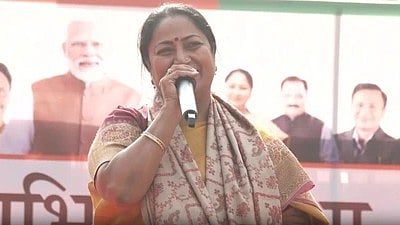 सीएम रेखा गुप्ता का फोटो, जिसमें वे घोषणा देते हुए नजर आ रही हैं|