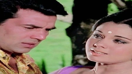 धर्मेंद्र और मुमताज साथ में तस्वीर में नजर आ रहे हैं|