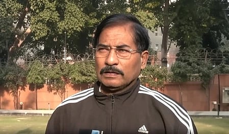 एक आदमी कैमरे के सामने नजर आ रहा है|