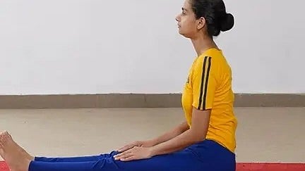 एक लड़की योग करते हुए विश्रामासन में नजर आ रही है|