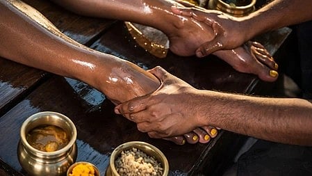 आयुर्वेदिक पादाभ्यंग: हाथ और पैरों की मालिश करते हुए आरामदायक दृश्य|