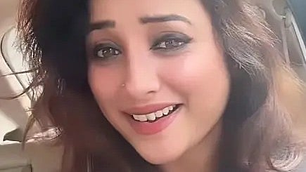 एक लड़की वीडियो बनाते हुए नजर आ रही है|