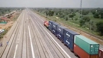 एक जगह पर रखे कई बड़े कंटेनरों का दृश्य|