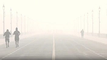 दिल्ली-एनसीआर में घनी धुंध, खराब हवा की गुणवत्ता दिखाती हुई|