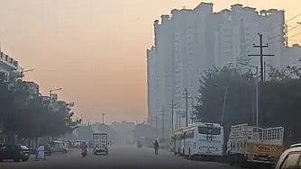 दिल्ली में भारी स्मॉग के कारण धुंधली दिखाई दे रही हवा का दृश्य।