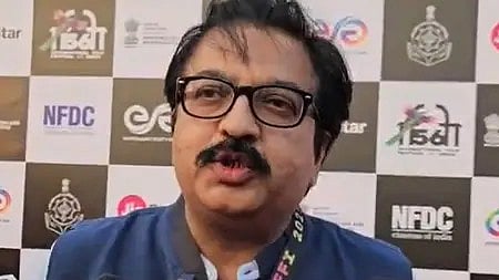 आईएफएफआई में एक व्यक्ति बोलते हुए, 56वें फिल्म महोत्सव का आयोजन।