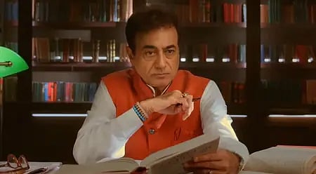 एक व्यक्ति, डॉक्यूमेंट्री सीरीज 'केसरिया एट 100' से जुड़ा।