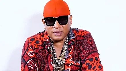 काला चश्मा पहने एक व्यक्ति की तस्वीर|